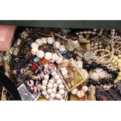 130 - A MIXED LOT OF COSTUME JEWELLERY IN A VINTAGE LAYERED JEWELLERY BOX TO INCLUDE NECKLACES, RING, BROO... 