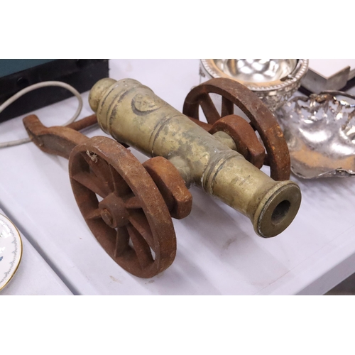 142 - LARGE VINTAGE HEAVY BRASS AND CAST CANNON