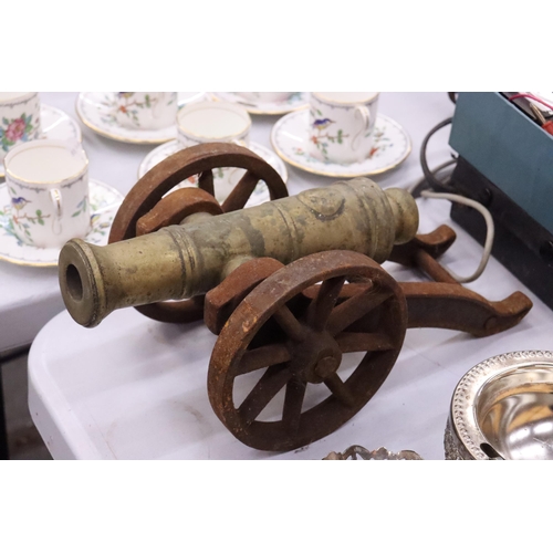 142 - LARGE VINTAGE HEAVY BRASS AND CAST CANNON