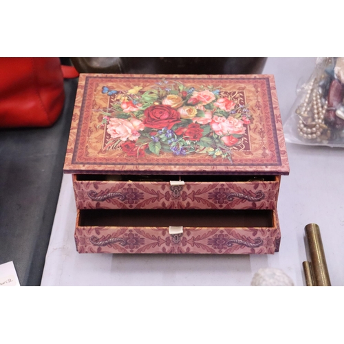 154 - A JEWELLERY BOX CONTAINING VINTAGE BROOCHES