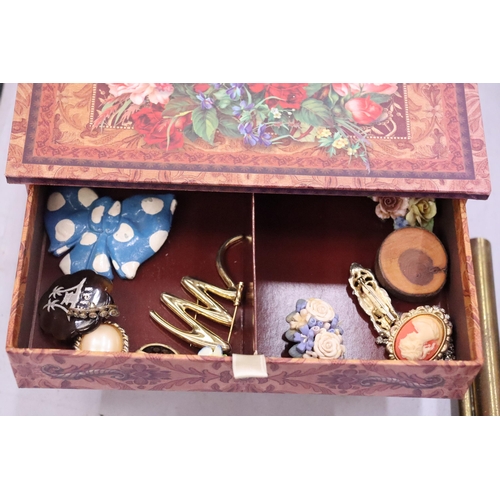 154 - A JEWELLERY BOX CONTAINING VINTAGE BROOCHES