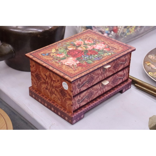 154 - A JEWELLERY BOX CONTAINING VINTAGE BROOCHES