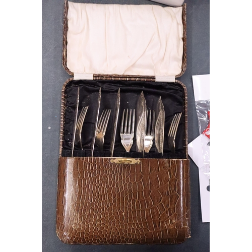 162 - A VINTAGE CASED FISH KNIVES AND FORKS SET