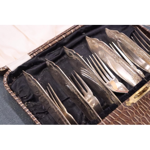 162 - A VINTAGE CASED FISH KNIVES AND FORKS SET