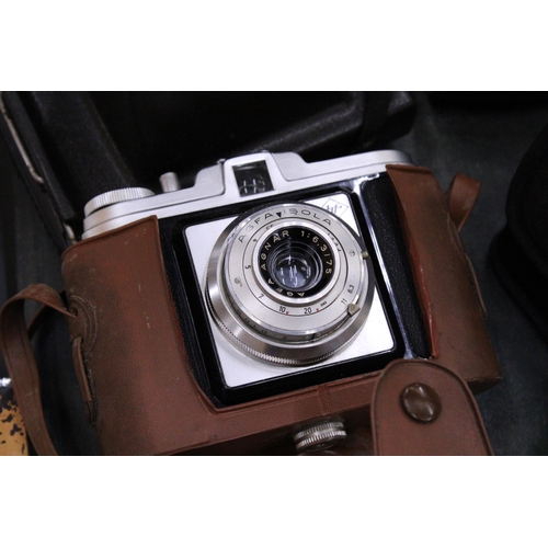 221 - A COLLECTION OF VINTAGE CAMERAS TO INCLUDE A POLAROID LAND CAMERA, AGFA ISOLA, CORONET, ETC PLUS FIL... 