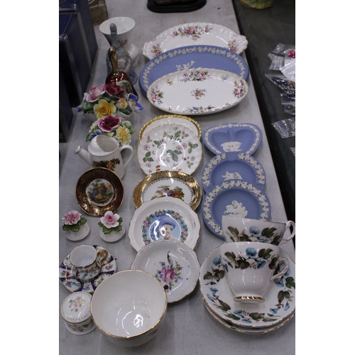 239 - A COLLECTION OF CHINA AND CERAMICS TO INCLUDE WEDGWOOD JASPERWARE PIN TRAYS AND A DRESSING TABLE TRA... 