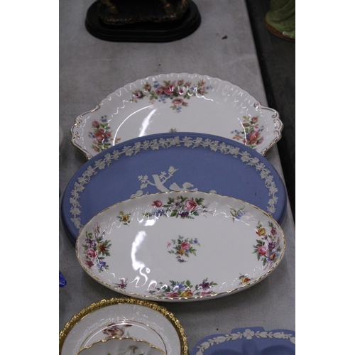 239 - A COLLECTION OF CHINA AND CERAMICS TO INCLUDE WEDGWOOD JASPERWARE PIN TRAYS AND A DRESSING TABLE TRA... 