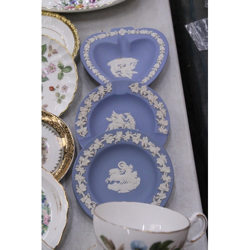 239 - A COLLECTION OF CHINA AND CERAMICS TO INCLUDE WEDGWOOD JASPERWARE PIN TRAYS AND A DRESSING TABLE TRA... 