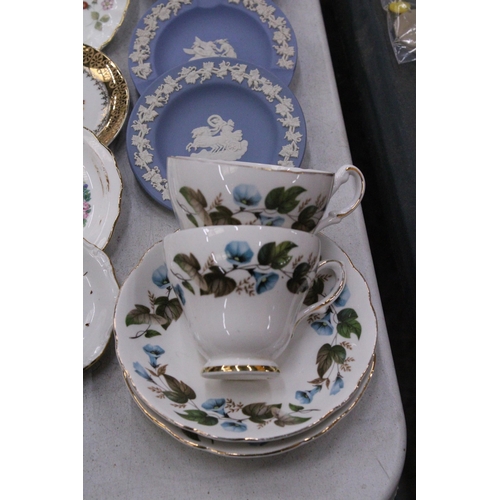 239 - A COLLECTION OF CHINA AND CERAMICS TO INCLUDE WEDGWOOD JASPERWARE PIN TRAYS AND A DRESSING TABLE TRA... 