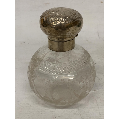 13 - AN ANTIQUE HALLMARKED LONDON SILVER AND GLASS SCENT BOTTLE WITH GLASS STOPPER, ETCHED SWAG DETAIL AN... 