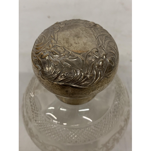 13 - AN ANTIQUE HALLMARKED LONDON SILVER AND GLASS SCENT BOTTLE WITH GLASS STOPPER, ETCHED SWAG DETAIL AN... 