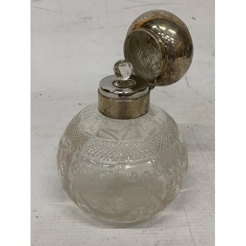 13 - AN ANTIQUE HALLMARKED LONDON SILVER AND GLASS SCENT BOTTLE WITH GLASS STOPPER, ETCHED SWAG DETAIL AN... 