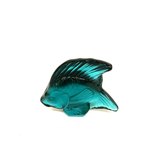 6 - A VINTAGE LALIQUE POISSON CYAN COLOURED FISH SCULPTURE