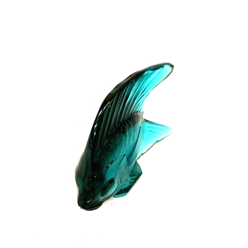 6 - A VINTAGE LALIQUE POISSON CYAN COLOURED FISH SCULPTURE