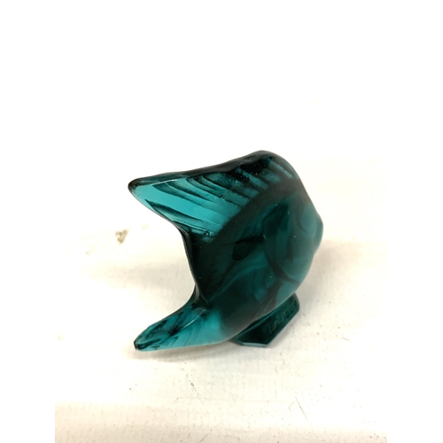 6 - A VINTAGE LALIQUE POISSON CYAN COLOURED FISH SCULPTURE