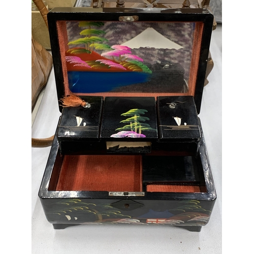 124 - A VINTAGE JAPANESE MUSICAL JEWELLERY BOX - VENDOR STATES WORKING ORDER - NO WARRANTY GIVEN