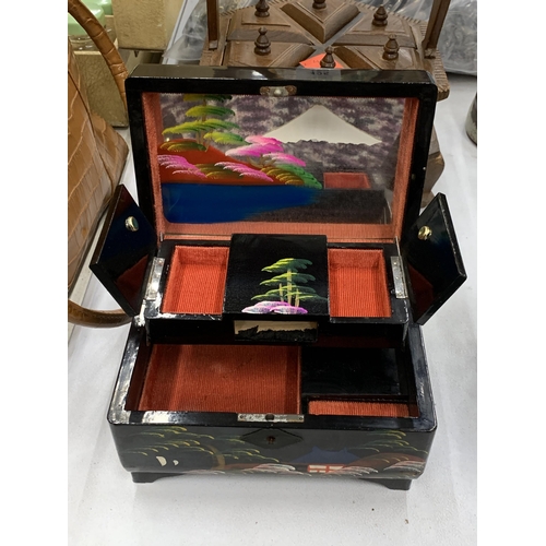 124 - A VINTAGE JAPANESE MUSICAL JEWELLERY BOX - VENDOR STATES WORKING ORDER - NO WARRANTY GIVEN