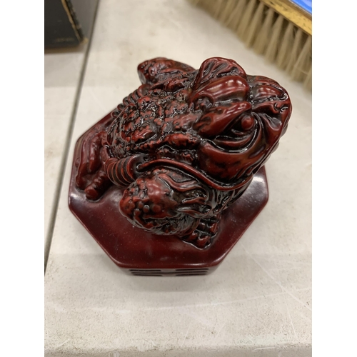 137 - A RED RESIN CHINESE TOAD FIGURE, HEIGHT 6CM