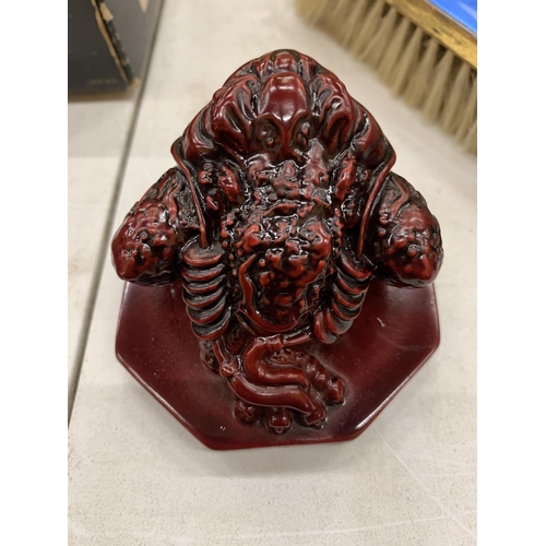 137 - A RED RESIN CHINESE TOAD FIGURE, HEIGHT 6CM