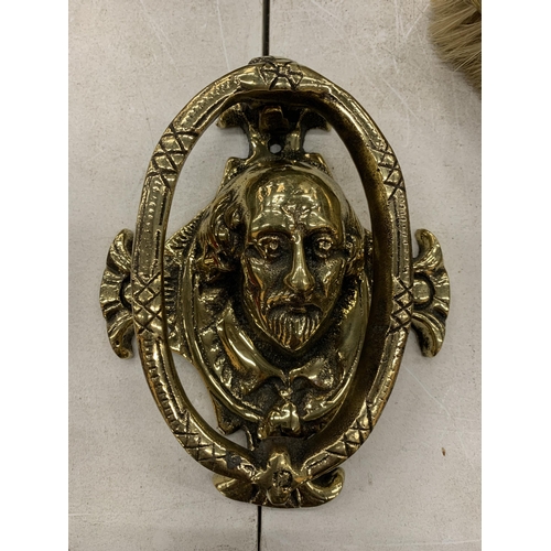 138 - A SHAKESPEARES HEAD SHAPED BRASS DOOR KNOCKER