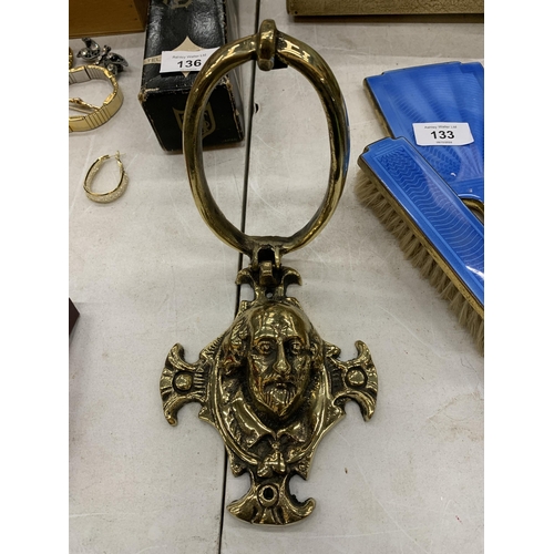 138 - A SHAKESPEARES HEAD SHAPED BRASS DOOR KNOCKER