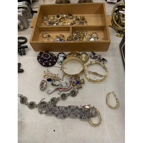 140 - A QUANTITY OF VINTAGE COSTUME JEWELLERY TO INCLUDE RINGS, BANGLES, BRACELETS, BROOCHES, ETC