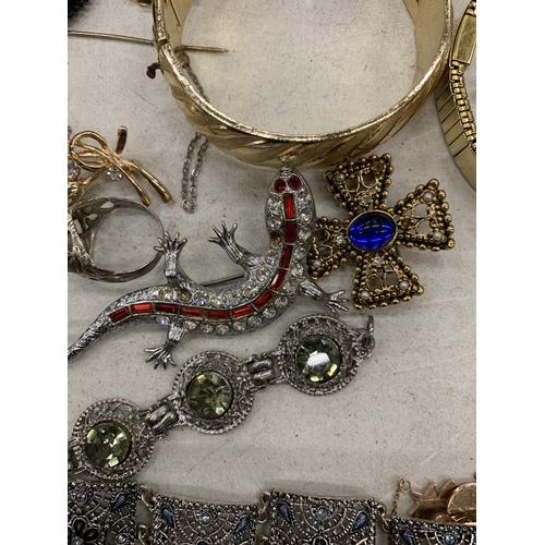 140 - A QUANTITY OF VINTAGE COSTUME JEWELLERY TO INCLUDE RINGS, BANGLES, BRACELETS, BROOCHES, ETC