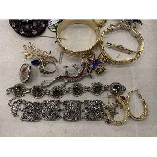 140 - A QUANTITY OF VINTAGE COSTUME JEWELLERY TO INCLUDE RINGS, BANGLES, BRACELETS, BROOCHES, ETC