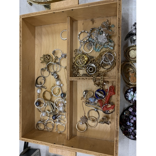 140 - A QUANTITY OF VINTAGE COSTUME JEWELLERY TO INCLUDE RINGS, BANGLES, BRACELETS, BROOCHES, ETC