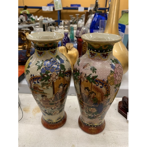 141 - A PAIR OF SATSUMA VASES, HEIGHT 21CM