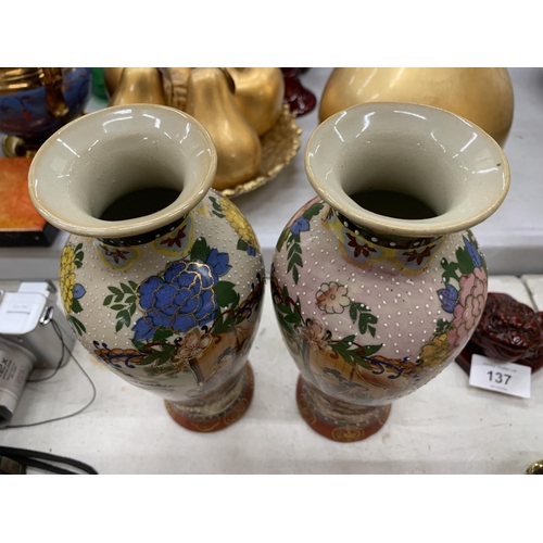 141 - A PAIR OF SATSUMA VASES, HEIGHT 21CM