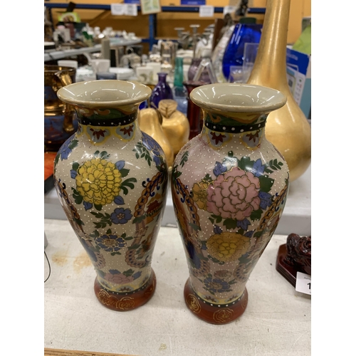 141 - A PAIR OF SATSUMA VASES, HEIGHT 21CM