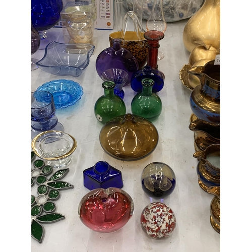 146A - A QUANTITY OF COLOURED STUDIO ART GLASS TO INCLUDE A MURANO STYLE HANDBAG, BOTTLES, CONTROLLED BUBBL... 