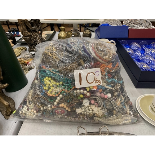 149 - A 10KG BAG OF MIXED VINTAGE COTUME JEWELLERY