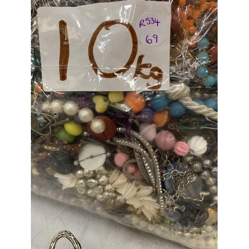 149 - A 10KG BAG OF MIXED VINTAGE COTUME JEWELLERY