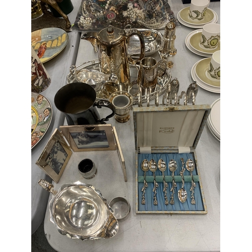 150 - A QUANTITY OF SILVERPLATE TO INCLUDE A VINTAGE SET OF 