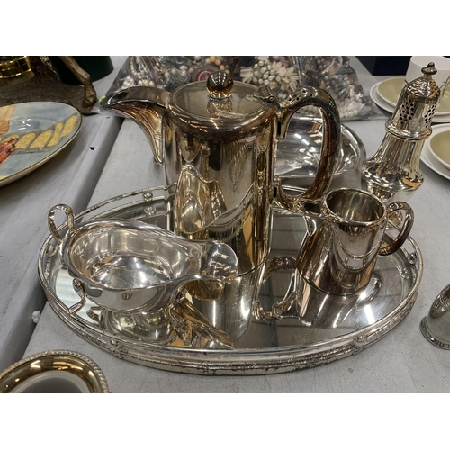 150 - A QUANTITY OF SILVERPLATE TO INCLUDE A VINTAGE SET OF 