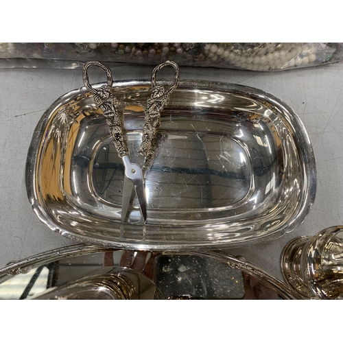 150 - A QUANTITY OF SILVERPLATE TO INCLUDE A VINTAGE SET OF 