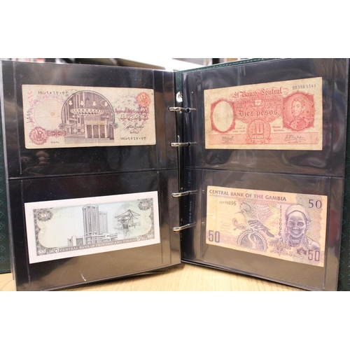 312 - A FOLDER CONTAINING VINTAGE WORLD BANK NOTES TO INCLUDE JAPANESE CURRENCY, BULGARIA, UGANDA, NIGERIA... 