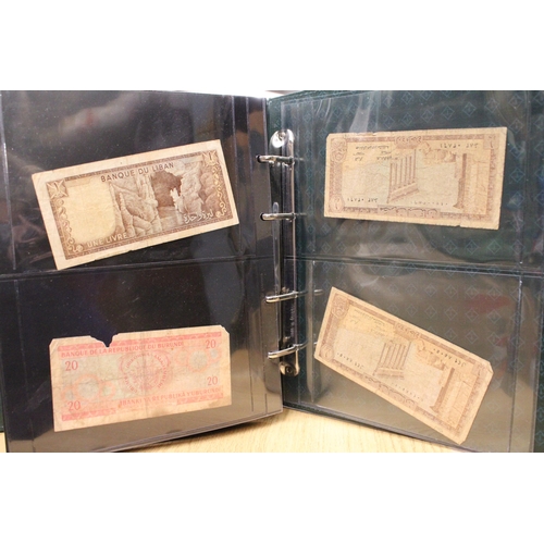 312 - A FOLDER CONTAINING VINTAGE WORLD BANK NOTES TO INCLUDE JAPANESE CURRENCY, BULGARIA, UGANDA, NIGERIA... 