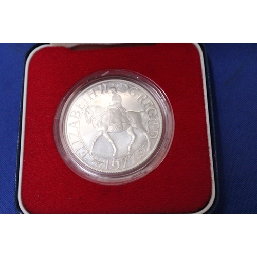 409 - A QUEENS SILVER JUBILEE 1977 COMMEMORATIVE SILVER CROWN COIN IN A PRESENTATION CASE WITH CERTIFICATE... 