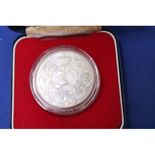 409 - A QUEENS SILVER JUBILEE 1977 COMMEMORATIVE SILVER CROWN COIN IN A PRESENTATION CASE WITH CERTIFICATE... 