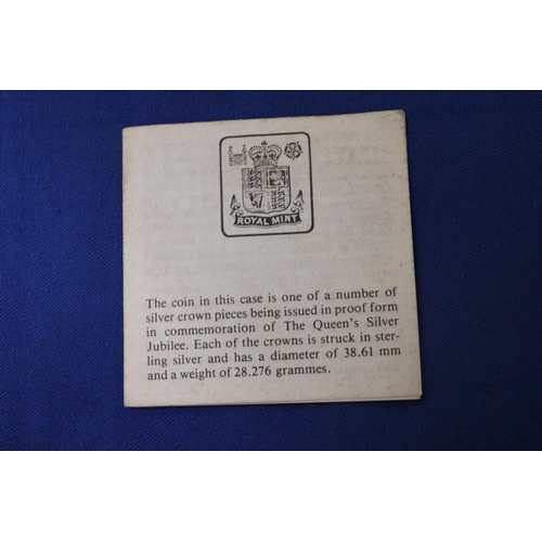 409 - A QUEENS SILVER JUBILEE 1977 COMMEMORATIVE SILVER CROWN COIN IN A PRESENTATION CASE WITH CERTIFICATE... 