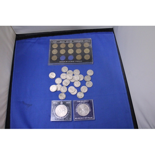 418 - VARIOUS COINS TO INCLUDE TWENTY FIVE POST 1946 SHILLINGS, TWO COMMEMORATIVE CROWNS AND A SET OF BRAS... 