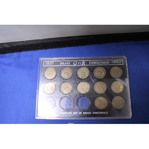 418 - VARIOUS COINS TO INCLUDE TWENTY FIVE POST 1946 SHILLINGS, TWO COMMEMORATIVE CROWNS AND A SET OF BRAS... 