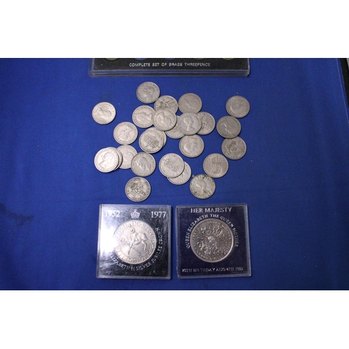 418 - VARIOUS COINS TO INCLUDE TWENTY FIVE POST 1946 SHILLINGS, TWO COMMEMORATIVE CROWNS AND A SET OF BRAS... 