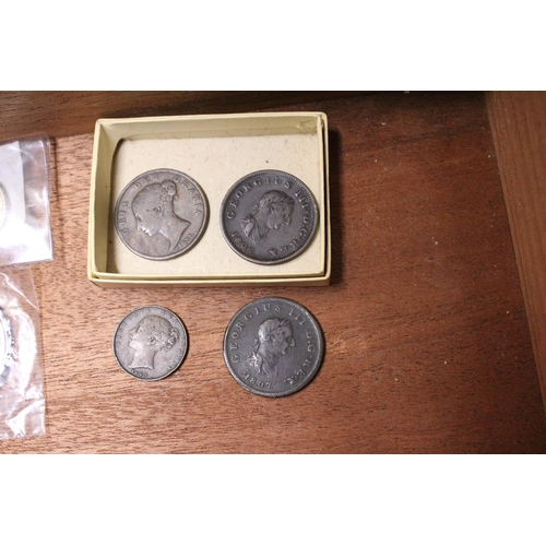 463 - VARIOUS DECINAL AND PRE DECIMAL COINS TO INCLUDE 1806, 1807 AND 1856 HALF PENNYS AND AN 1843 FARTHIN... 