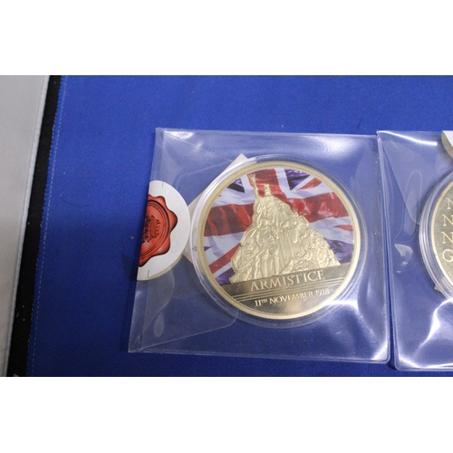 487 - THREE LARGE GOLD PLATED COMMEMORATIVE COINS TO INCLUDE A WINSTON CHURCHILL, AN ARMISTICE AND A VE DA... 