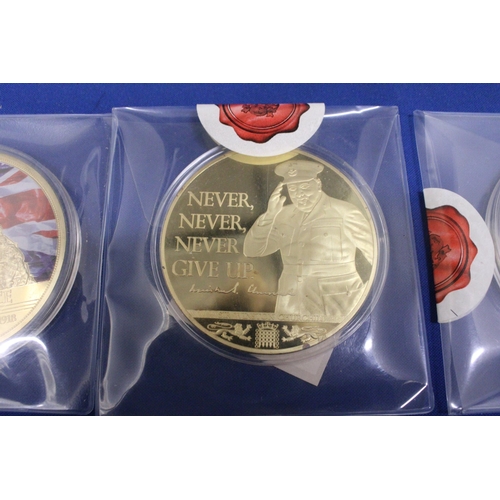 487 - THREE LARGE GOLD PLATED COMMEMORATIVE COINS TO INCLUDE A WINSTON CHURCHILL, AN ARMISTICE AND A VE DA... 