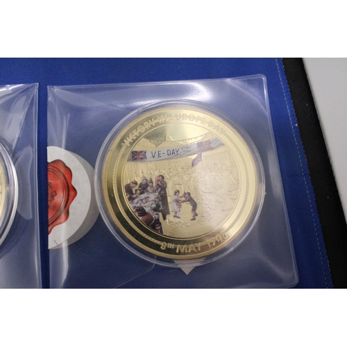 487 - THREE LARGE GOLD PLATED COMMEMORATIVE COINS TO INCLUDE A WINSTON CHURCHILL, AN ARMISTICE AND A VE DA... 